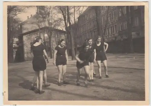 (F12401) Orig. Foto junge Damen in der Stadt beim Spielturnen 1931