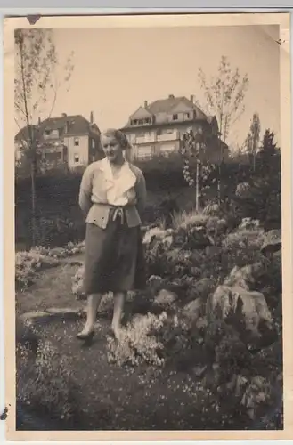 (F12399) Orig. Foto Frau im Freien, Wohnhäuser 1931