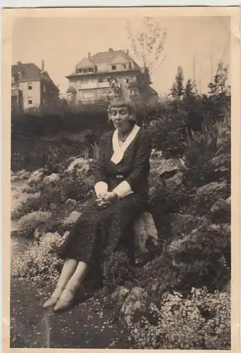 (F12397) Orig. Foto Frau sitzt im Freien, Wohnhäuser 1931