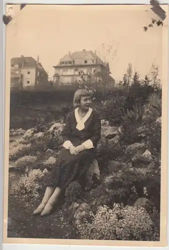 (F12395) Orig. Foto junge Frau sitzt im Freien, Wohnhäuser 1931