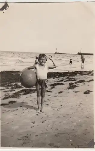 (F12390) Orig. Foto Warnemünde, Strand, kleiner Junge mit Wasserball salutiert 1