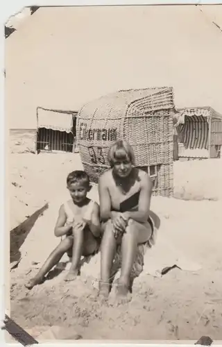 (F12388) Orig. Foto Warnemünde, Strand, Frau mit kleinem Jungen am Strandkorb 19