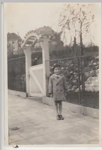(F12385) Orig. Foto Kind steht auf dem Gehweg, Frühjahr 1930