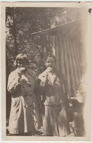 (F12383) Orig. Foto Mädchen an einem Sahne-Eis-Stand, Pfingstferien 1929