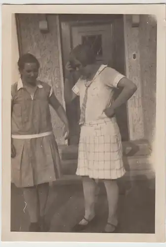 (F12381) Orig. Foto Mädchen vor einem Hauseingang, Pfingstferien 1929