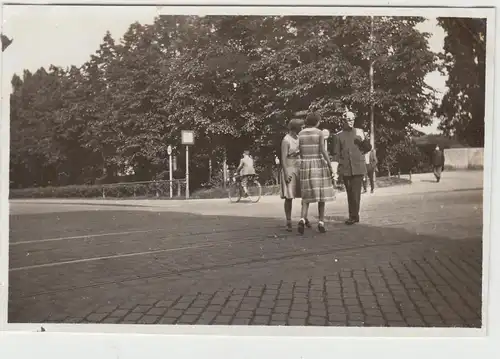 (F12379) Orig. Foto München, 2 junge Damen u. Herr m. Pickelhaube, 1930