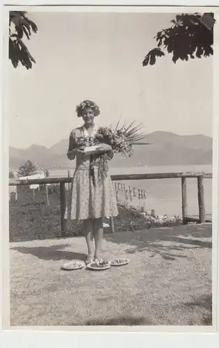 (F12373) Orig. Foto St. Wolfgangsee 1930, junge Frau mit Geburtstagsgeschenken