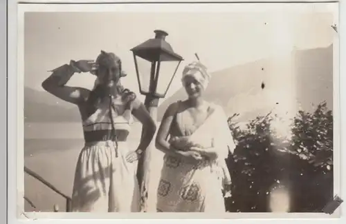 (F12370) Orig. Foto 2 junge Damen an einer Laterne, St. Wolfgangsee 1930