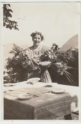 (F12367) Orig. Foto junge Frau feiert Geburtstag, Blumen, Lebkuchenherz 1930