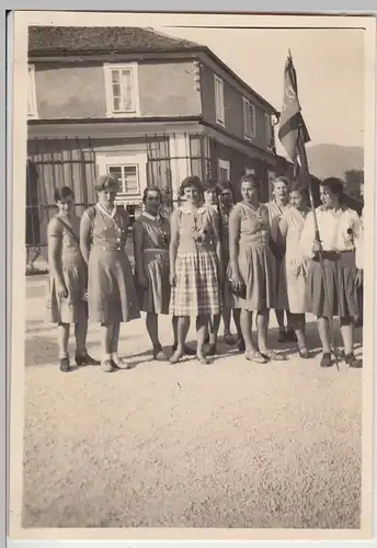 (F12356) Orig. Foto junge Damen mit Flagge auf dem Schloss Hellbrunn 1930