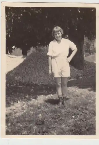 (F12355) Orig. Foto junge Frau im Freien, Schloss Hellbrunn 1930