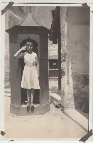 (F12350) Orig. Foto Salzburg, Hohensalzburg, junge Frau im Wachhäuschen, Trompet