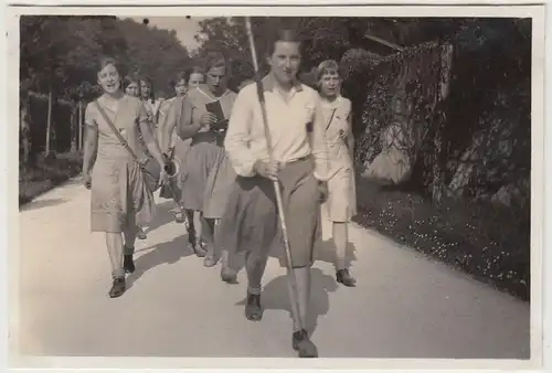 (F12347) Orig. Foto Salzburg, junge Damen wandern am Schloss Hellbrunn 1930
