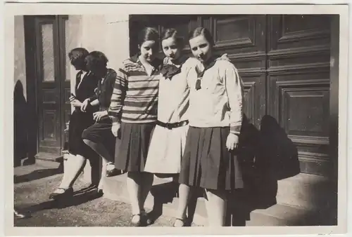 (F12330) Orig. Foto 3 junge Damen, Schülerinnen, Namen a. Rückseite, 1929