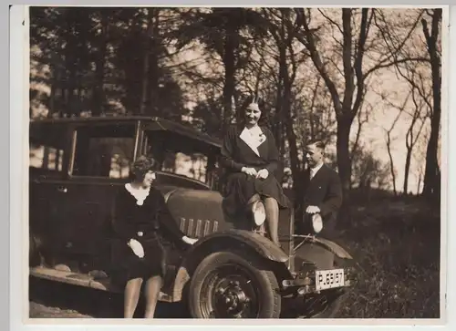 (F12289) Orig. Foto Personen sitzen auf einem Automobil, Rendsburg 1931