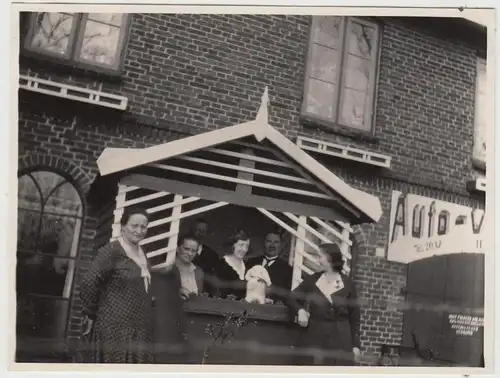 (F12288) Orig. Foto Rendsburg, Personen vor einem Haus, Auto Firma 1931