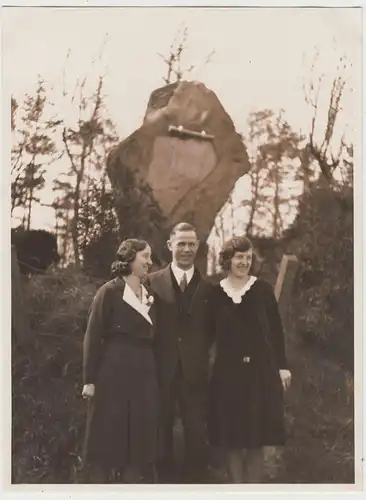 (F12285) Orig. Foto Personen am Moltkestein bei Rendsburg 1931