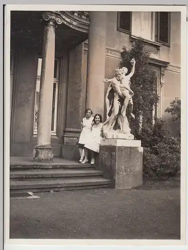 (F12274) Orig. Foto Damen an Statue "Zeit entführt Schönheit", Hamburg? 1931