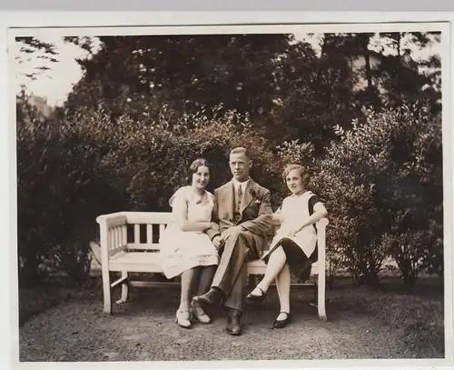 (F12272) Orig. Foto Hamburg Wandsbek, Personen sitzen auf einer Gartenbank, 1931