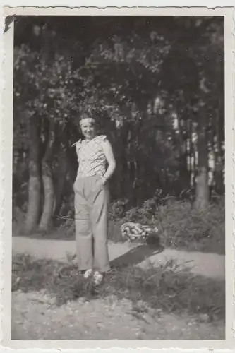 (F12260) Orig. Foto Prinzenbad Plön, junge Frau am Waldrand 1933