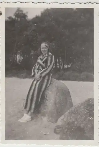 (F12258) Orig. Foto Prinzenbad Plön, junge Frau sitzt auf Stein 1933