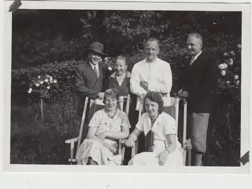 (F12256) Orig. Foto Christianslust, Personen sitzen im Park 1933