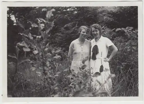(F12255) Orig. Foto 2 Damen beim Waldspaziergang 1933