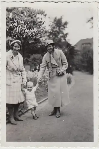 (F12252) Orig. Foto Hamburg, Personen mit Kleinkind spazieren 1933