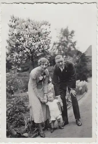 (F12251) Orig. Foto Hamburg, Familie Petersen mit Kleinkind spazieren 1933