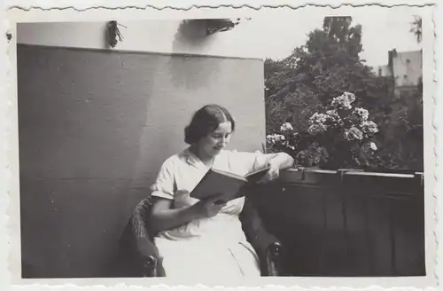 (F12243) Orig. Foto junge Frau Paula mit Buch auf Balkon 1932