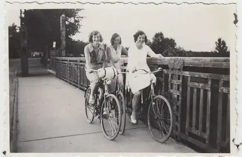 (F12242) Orig. Foto Kiel-Schilksee, Damen mit Fahrrad auf der Hochbrücke 1932