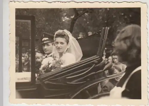 (F1224) Orig. Foto Hochzeitspaar, Militärangehöriger, in Pferdekutsche