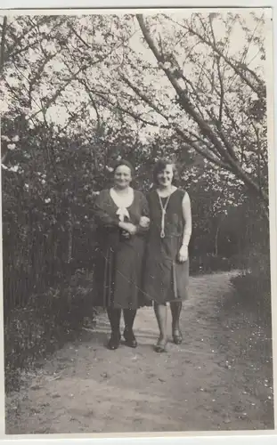 (F12234) Orig. Foto Frauen unter einem Kirchbaum 1931