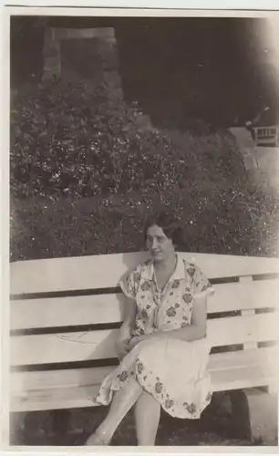 (F12230) Orig. Foto Laboe, junge Frau sitzt auf Bank 1928