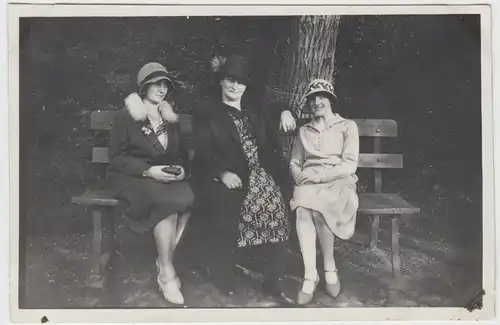 (F12226) Orig. Foto Kiel, junge Damen a. Bank, Forstbaumschule Eichhof 1930