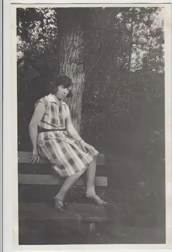 (F12225) Orig. Foto Kiel, junge Frau a. Bank, Forstbaumschule Eichhof 1930