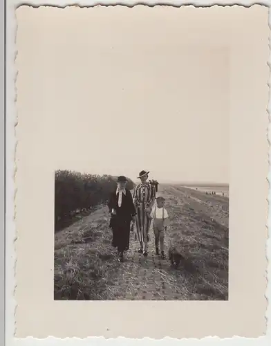 (F12221) Orig. Foto Personen spazieren auf dem Deich, 1930er