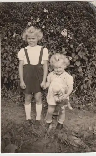 (F12214) Orig. Foto kleine Mädchen mit Puppe im Freien 1930er
