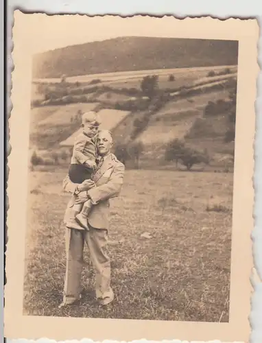 (F12212) Orig. Foto junger Mann träft kleinen Jungen auf Arm 1930er