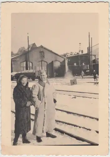 (F12211) Orig. Foto Personen auf einem Bahnhof im Winter, Lokschuppen 1930er