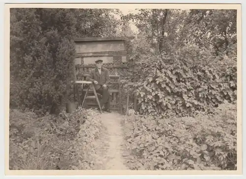 (F12203) Orig. Foto älterer Herr steht im Garten, 1930er