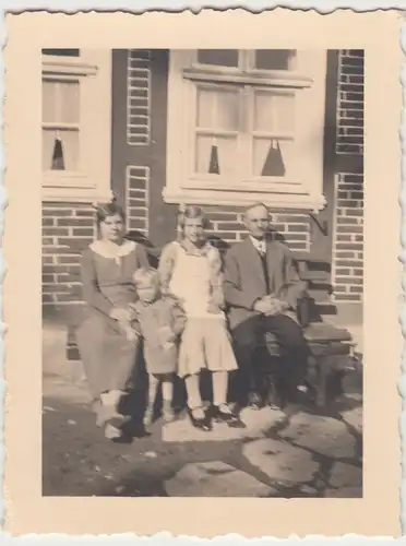 (F12196) Orig. Foto Personen sitzen vor einem Haus 1934