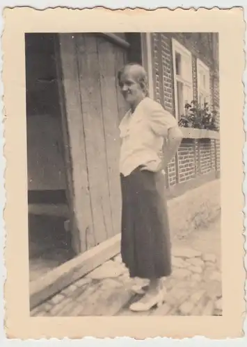 (F12194) Orig. Foto Frau vor einem Haus, großes Tor, 1934