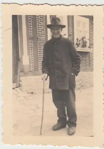 (F12191) Orig. Foto älterer Herr mit Gehstock vor dem Haus, 1934