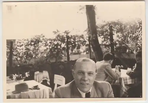 (F12190) Orig. Foto junger Mann im Restaurant, Biergarten 1930er