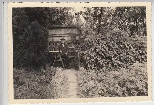 (F12185) Orig. Foto älterer Herr steht im Garten, 1930er