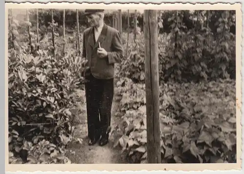 (F12183) Orig. Foto älterer Herr steht im Garten, 1930er