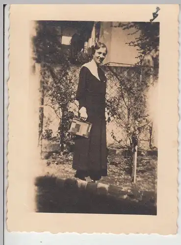 (F12175) Orig. Foto junge Frau steht im Garten 1930er