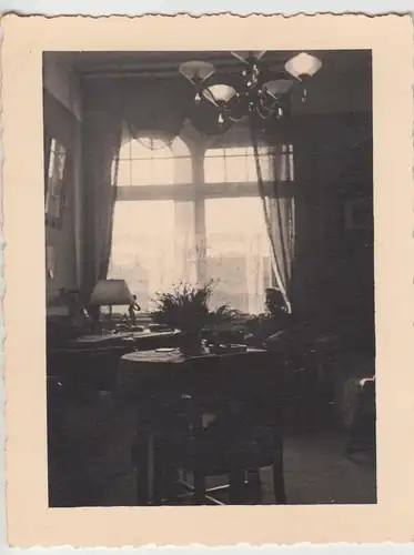 (F12171) Orig. Foto Mann sitzt in einem Raum, Stube, Salon, 1930er