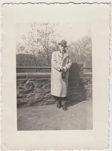 (F12167) Orig. Foto junger Mann lehnt an Mauer, Spaziergang 1935